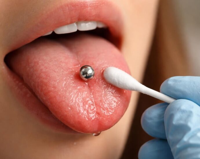 découvrez tout sur le piercing langue : douleur ressentie, étapes de cicatrisation et conseils d'entretien pour un piercing réussi et sans risque.
