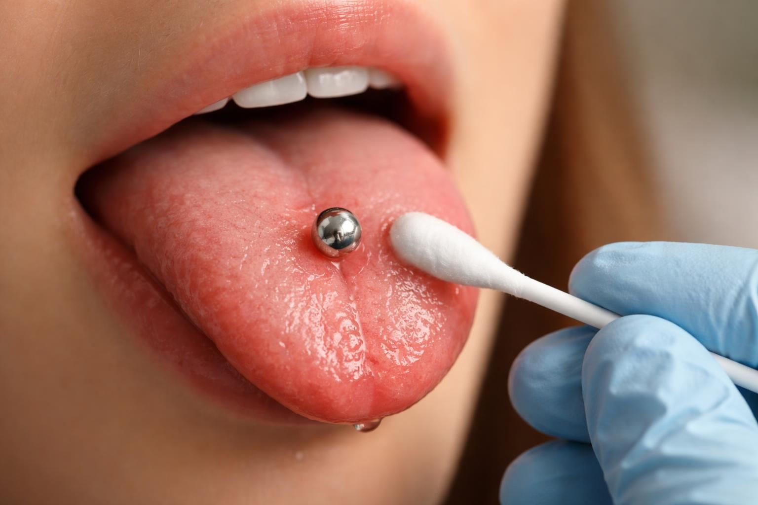 découvrez tout sur le piercing langue : douleur ressentie, étapes de cicatrisation et conseils d'entretien pour un piercing réussi et sans risque.